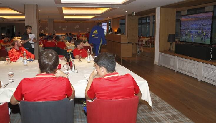 Spanische Nationalmannschaft, schaut im Trainingslager das Championsleague Endspiel Real Madrid gegen Atletico Madrid gemeinsam beim Abendessen. Schruns im Montafon am 28.05.16 in Österreich. Fotograf Carmelo Rubio S‡nchez Fot—grafo Oficial de la RFEF Spanien Nationmannschaft schaut CL Finale im Trainingslager