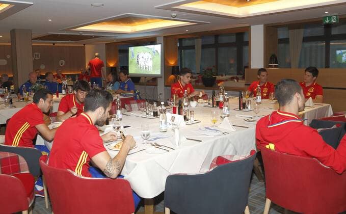 Spanische Nationalmannschaft, schaut im Trainingslager das Championsleague Endspiel Real Madrid gegen Atletico Madrid gemeinsam beim Abendessen. Schruns im Montafon am 28.05.16 in Österreich. Fotograf Carmelo Rubio S‡nchez Fot—grafo Oficial de la RFEF Spanien Nationmannschaft schaut CL Finale im Trainingslager