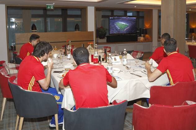 Spanische Nationalmannschaft, schaut im Trainingslager das Championsleague Endspiel Real Madrid gegen Atletico Madrid gemeinsam beim Abendessen. Schruns im Montafon am 28.05.16 in Österreich. Fotograf Carmelo Rubio S‡nchez Fot—grafo Oficial de la RFEF Spanien Nationmannschaft schaut CL Finale im Trainingslager