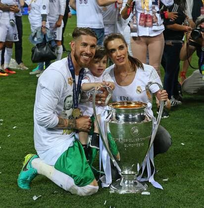 28.05.2016, Fussball Champions-League Finale 2016, Real Madrid - Atletico Madrid, im Guiseppe Meazza Stadion in Mailand (Italien). Sergio Ramos (Real Madrid) feiert mit dem Pokal. 