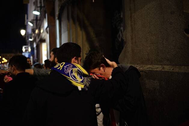 May 28, 2016 - Madrid, Spain - Fans of Atletico and Real Madrid react in the center of the Madrid, Spain, on May 28, 2016 during the final of the UEFA Champions League at Stadio Giuseppe Meazza on May 28, 2016 in Milan, Italy. Atletico And Real Fans Watch The Champions League Final In Madrid  - ZUMAn230