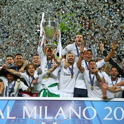28.05.2016, Fussball Champions-League Finale 2016, Real Madrid - Atletico Madrid, im Guiseppe Meazza Stadion in Mailand (Italien). Real Madrid feiert den Sieg im Champions League Finale und den Gewinn des Champions League Pokal , mi. Sergio Ramos (Real Madrid) hält den Pokal hoch 