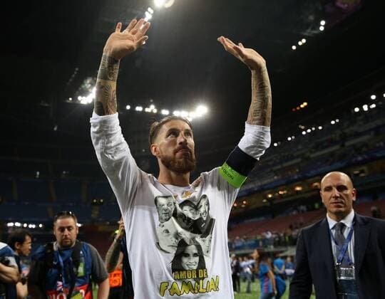 28.05.2016, Fussball Champions-League Finale 2016, Real Madrid - Atletico Madrid, im Guiseppe Meazza Stadion in Mailand (Italien). Real Madrid feiert den Sieg im Champions League Finale und den Gewinn des Champions League Pokal , Sergio Ramos (Real Madrid) 