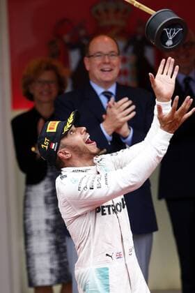 Formel 1, GP von Monaco, Lewis Hamilton wirft bei Siegerehrung die Trophäe in die Luft Motorsports: FIA Formula One World Championship WM Weltmeisterschaft 2016, Grand Prix of Monaco, 44 Lewis Hamilton (GBR, Mercedes AMG Petronas Formula One Team), xHOCHxZWEIx