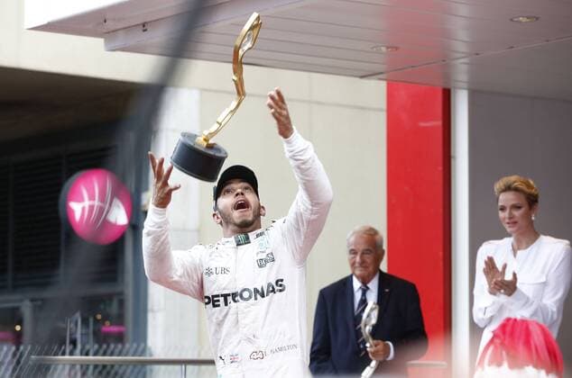 Formel 1, GP von Monaco, Lewis Hamilton wirft bei Siegerehrung die Trophäe in die Luft Motorsports: FIA Formula One World Championship WM Weltmeisterschaft 2016, Grand Prix of Monaco, 44 Lewis Hamilton (GBR, Mercedes AMG Petronas Formula One Team), xHOCHxZWEIx
