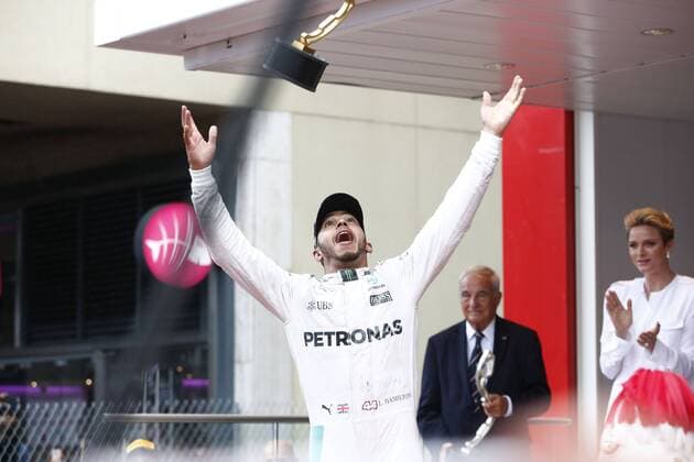 Formel 1, GP von Monaco, Lewis Hamilton wirft bei Siegerehrung die Trophäe in die Luft Motorsports: FIA Formula One World Championship WM Weltmeisterschaft 2016, Grand Prix of Monaco, 44 Lewis Hamilton (GBR, Mercedes AMG Petronas Formula One Team), xHOCHxZWEIx