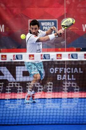 Argentinian Daniel Gutierrez (C) and his Spanish teammate Francisco Navarro (unseen) face Argentinian Fernando Belasteguin (unseen) Brazilian teammate Pablo Lima (unseen) in the World Padel Tour Madrid Open s men final match in Las Rozas, outside Madrid, Spain, 29 May 2016. The team Lima-Belasteguin won the match by 6-1 and 6-2. World Padel Tour Madrid Open !ACHTUNG: NUR REDAKTIONELLE NUTZUNG!  20160529-636001387400271724
