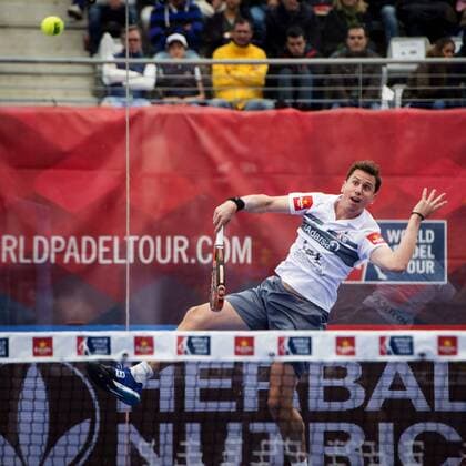 Argentinian Daniel Gutierrez (unseen) and his Spanish teammate Francisco Navarro (R) face Argentinian Fernando Belasteguin (unseen) Brazilian teammate Pablo Lima (unseen) in the World Padel Tour Madrid Open s men final match in Las Rozas, outside Madrid, Spain, 29 May 2016. The team Lima-Belasteguin won the match by 6-1 and 6-2. World Padel Tour Madrid Open !ACHTUNG: NUR REDAKTIONELLE NUTZUNG!  20160529-636001387424919724