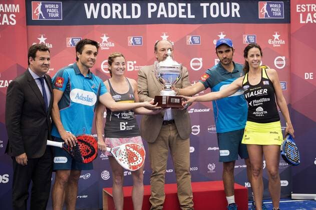 Argentinian Fernando Belasteguin (2-L) his Brazilian teammate Pablo Lima (2-R), and Alejandra Salazar (3-L) and Marta Marrero (R), pose with the trophy after winning their respective final matches in the World Padel Tour Madrid Open in Las Rozas, outside Madrid, Spain, 29 May 2016. World Padel Tour Madrid Open !ACHTUNG: NUR REDAKTIONELLE NUTZUNG!  20160529-636001389578031724