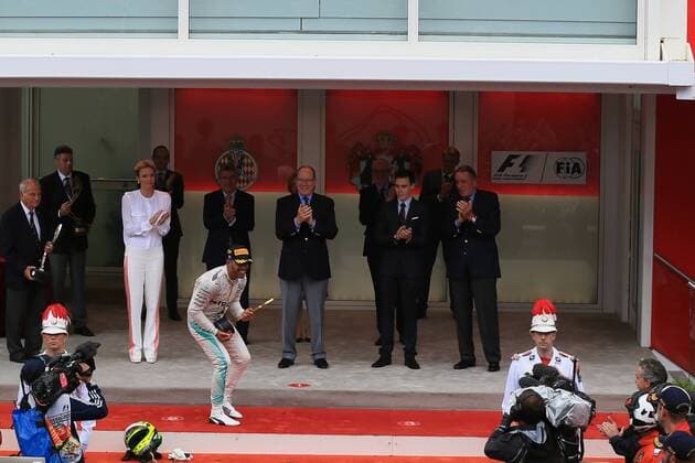 Formel 1, GP von Monaco, Lewis Hamilton wirft bei Siegerehrung die TrophÃ¤e in die Luft 29.05.2016. Monte Carlo, Monaco. F1 Grand Prix of Monaco, Race day on Sunday. Lewis Hamilton on the winners podium as he wins in Monaco xLeannexBoonx  ActionPlus11743050