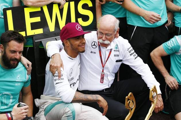 Formel 1, Lewis Hamilton gewinnt GP von Monaco Motorsports: FIA Formula One World Championship WM Weltmeisterschaft 2016, Grand Prix of Monaco, 44 Lewis Hamilton (GBR, Mercedes AMG Petronas Formula One Team), Dr. Dieter Zetsche (Chairman of the Board of Management of Daimler AG, Head of Mercedes-Benz Cars), xHOCHxZWEIx