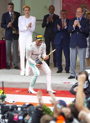 Formel 1, Lewis Hamilton gewinnt GP von Monaco Monaco, Monte Carlo - May 29, 2016: FIA Formula One World Championship WM Weltmeisterschaft with Prince Albert II of Monaco, Princess Charlene and Race winners Lewis Hamilton, Daniel Ricciardo and Sergio Perez Monaco F1 Grand Prix
