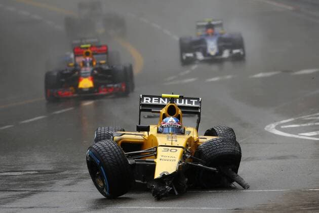 Bilder des Tages - SPORT Formel 1, GP von Monaco, Unfall Jolyon Palmer Motorsports: FIA Formula One World Championship WM Weltmeisterschaft 2016, Grand Prix of Monaco, 30 Jolyon Palmer (GBR, Renault Formula 1 Team), xHOCHxZWEIx