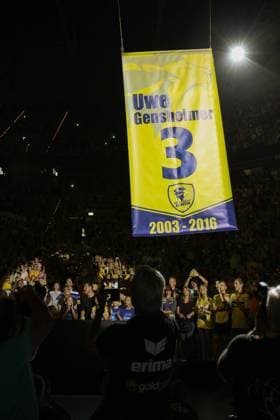 Ein Banner zu Ehren von Uwe Gensheimer (LA, RNL, 3), der die Rhein Neckar Löwen Richtung Paris verlässt, 2003 bis 2016, Geschenk der Mannschaft, Plakat, Symbolfoto, Symbolbild, Handball, DKB Bundesliga, Rhein-Neckar Löwen - TSV Hannover Burgdorf, xozx