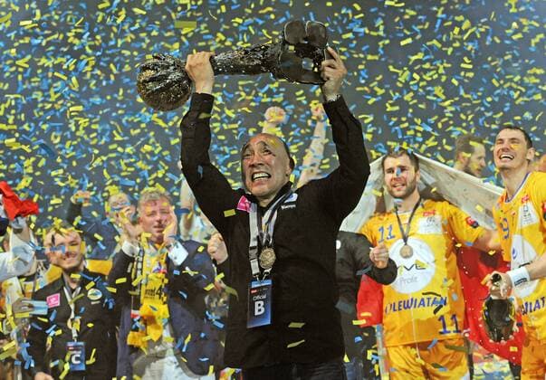 Handball, KS Vive Tauron Kielce gewinnt die Champions League Köln (GER). Lanxess-Arena (Kölnarena), 29.5.2016 Handball, Finale, VELUX EHF Final 4, EHF Men s Champions League Final Four KS Kielce (POL) vs. MVM Veszprem (HUN) Kielces Trainer Talant Dujshebaev mit dem Pokal