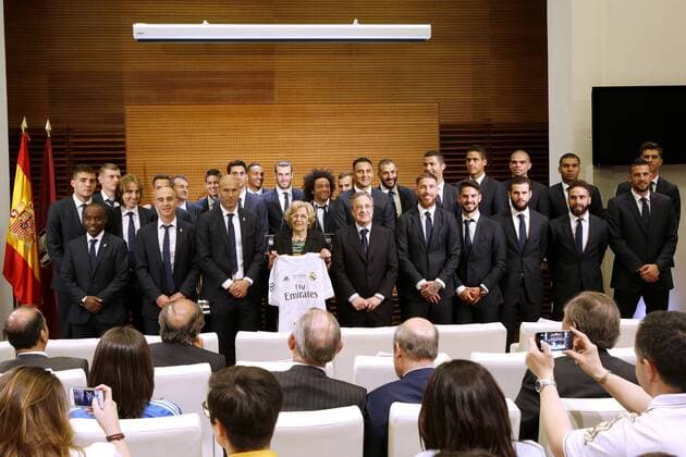Madrid s Mayoress Manuel Carmena and Real Madrid s president Florentino Perez during the celebrations in Madrid, 29 May 2016. Real Madrid won Atletico de Madrid the UEFA Champions League Final held at Milan s San Siro Stadium on 28 May 2016. Real Madrid celebrates the UEFA Champions League !ACHTUNG: NUR REDAKTIONELLE NUTZUNG!  GRA344 20160529-636001547074431787