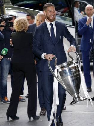Real Madrid s Sergio Ramos carries the Champions League trophy at the arrival the Town Hall during the celebrations of the team in Madrid, 29 May 2016. Real Madrid won Atletico de Madrid the UEFA Champions League Final held at Milan s San Siro Stadium on 28 May 2016. Real Madrid celebrates the UEFA Champions League !ACHTUNG: NUR REDAKTIONELLE NUTZUNG!  GRA339 20160529-636001556061115787