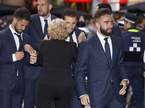 Real Madrid s players are welcomed by Mayoress Manuela Carmena at his arrival the Town Hall during the celebrations of the team in Madrid, 29 May 2016. Real Madrid won Atletico de Madrid the UEFA Champions League Final held at Milan s San Siro Stadium on 28 May 2016. Real Madrid celebrates the UEFA Champions League !ACHTUNG: NUR REDAKTIONELLE NUTZUNG!  GRA339 20160529-636001558065073391