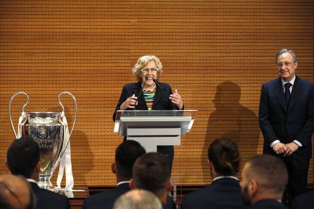 Madrid s Mayoress Manuela Carmena and Real Madrid s president Florentino Perez at the Town Hall during the celebrations of the Real Madrid in Madrid, 29 May 2016. Real Madrid won Atletico de Madrid the UEFA Champions League Final held at Milan s San Siro Stadium on 28 May 2016. Real Madrid celebrates the UEFA Champions League !ACHTUNG: NUR REDAKTIONELLE NUTZUNG!  GRA339 20160529-636001559390086427