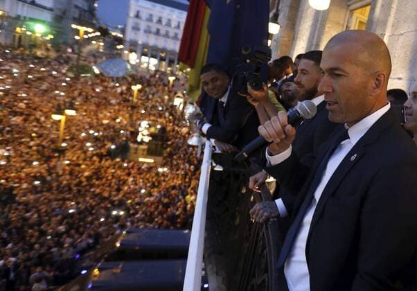 Bilder des Tages - SPORT Fußball, Real Madrid - Empang des Champions League Siegers im Rathaus Real Madrid s head-coach, Zinedine Zidane, in the balcony of the Madrid Autonomous Government s headquarter during the celebrations in Madrid, 29 May 2016. Real Madrid won Atletico de Madrid the UEFA Champions League Final held at Milan s San Siro Stadium on 28 May 2016. Real Madrid celebrates the UEFA Champions League !ACHTUNG: NUR REDAKTIONELLE NUTZUNG!  GRA372 20160529-636001574257877238
