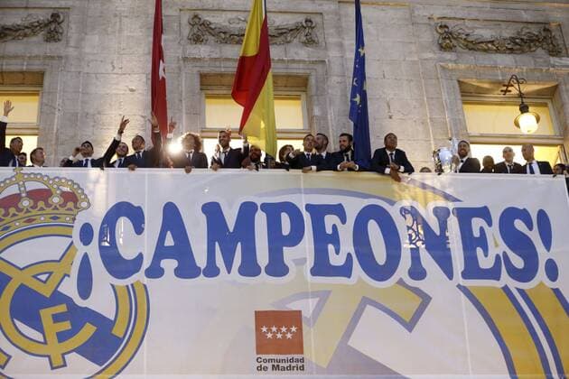 Bilder des Tages - SPORT Fußball, Real Madrid - Empang des Champions League Siegers im Rathaus Players of Real Madrid celebrate with supporters from the balcony of the Madrid Autonomous Government s headquarter in Madrid, 29 May 2016. Real Madrid won Atletico de Madrid the UEFA Champions League Final held at Milan s San Siro Stadium on 28 May 2016. Real Madrid celebrates the UEFA Champions League !ACHTUNG: NUR REDAKTIONELLE NUTZUNG!  GRA372 20160529-636001576264661238