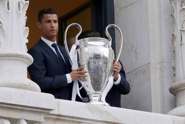 Bilder des Tages - SPORT Fußball, Real Madrid - Empang des Champions League Siegers im Rathaus Real Madrid s Cristiano Ronaldo next to Champions League trophy waves from the balcony of the Madrid s Town Hall during the celebrations in Madrid, 29 May 2016. Real Madrid won Atletico de Madrid the UEFA Champions League Final held at Milan s San Siro Stadium on 28 May 2016. Real Madrid celebrates the UEFA Champions League !ACHTUNG: NUR REDAKTIONELLE NUTZUNG!  GRA339 20160529-636001580180729238