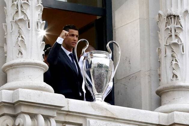 Fußball, Real Madrid - Empang des Champions League Siegers im Rathaus Real Madrid s Cristiano Ronaldo next to Champions League trophy waves from the balcony of the Madrid s Town Hall during the celebrations in Madrid, 29 May 2016. Real Madrid won Atletico de Madrid the UEFA Champions League Final held at Milan s San Siro Stadium on 28 May 2016. Real Madrid celebrates the UEFA Champions League !ACHTUNG: NUR REDAKTIONELLE NUTZUNG!  GRA339 20160529-636001580185097238
