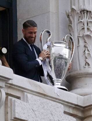 Fußball, Real Madrid - Empang des Champions League Siegers im Rathaus Real Madrid s Sergio Ramos next to Champions League trophy waves from the balcony of the Madrid s Town Hall during the celebrations in Madrid, 29 May 2016. Real Madrid won Atletico de Madrid the UEFA Champions League Final held at Milan s San Siro Stadium on 28 May 2016. Real Madrid celebrates the UEFA Champions League !ACHTUNG: NUR REDAKTIONELLE NUTZUNG!  GRA339 20160529-636001580191961238