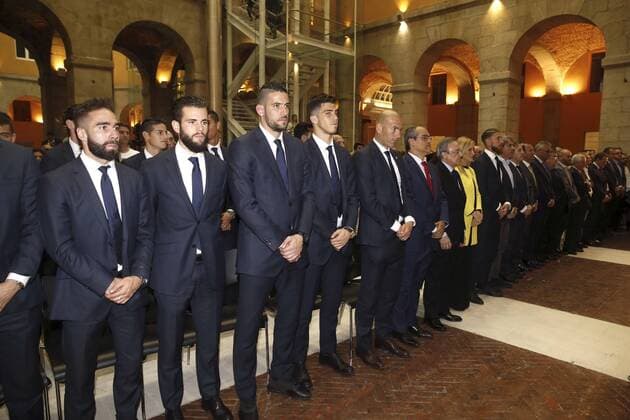 Madrid s Government president Cristina Cifuentes (c) and players of Real Madrid during a minute of silence for the victims of the attack against a Real Madrid s club of supporters in Irak as they celebrate in the headquarter of Madrid Government in Madrid, 29 May 2016. Real Madrid won Atletico de Madrid the UEFA Champions League Final held at Milan s San Siro Stadium on 28 May 2016. Real Madrid celebrates the UEFA Champions League !ACHTUNG: NUR REDAKTIONELLE NUTZUNG!  GRA372 20160529-636001589139809238
