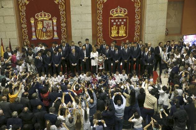 Madrid s Government president Cristina Cifuentes (c) and players of Real Madrid celebrate in the headquarter of Madrid Government in Madrid, 29 May 2016. Real Madrid won Atletico de Madrid the UEFA Champions League Final held at Milan s San Siro Stadium on 28 May 2016. Real Madrid celebrates the UEFA Champions League !ACHTUNG: NUR REDAKTIONELLE NUTZUNG!  GRA372 20160529-636001592884277238