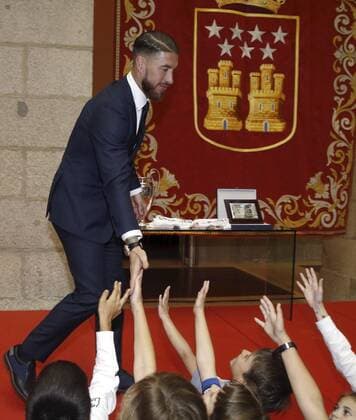 Real Madrid s players Sergio Ramos during the celebrations at the Madrid s Government headquarter in Madrid, 29 May 2016. Real Madrid won Atletico de Madrid the UEFA Champions League Final held at Milan s San Siro Stadium on 28 May 2016. Real Madrid celebrates the UEFA Champions League !ACHTUNG: NUR REDAKTIONELLE NUTZUNG!  GRA388 20160529-636001601276151792