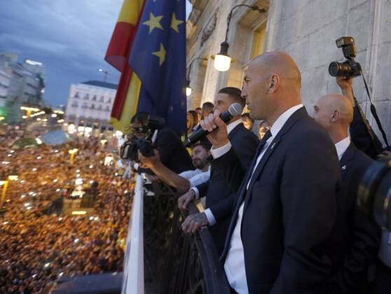 Real Madrid s head-coach, Zinedine Zidane, in the balcony of the Madrid Autonomous Government s headquarter during the celebrations in Madrid, 29 May 2016. Real Madrid won Atletico de Madrid the UEFA Champions League Final held at Milan s San Siro Stadium on 28 May 2016. Real Madrid celebrates the UEFA Champions League !ACHTUNG: NUR REDAKTIONELLE NUTZUNG!  GRA372 20160529-636001614023059390