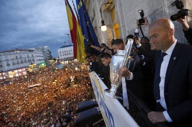Real Madrid s head-coach, Zinedine Zidane, in the balcony of the Madrid Autonomous Government s headquarter during the celebrations in Madrid, 29 May 2016. Real Madrid won Atletico de Madrid the UEFA Champions League Final held at Milan s San Siro Stadium on 28 May 2016. Real Madrid celebrates the UEFA Champions League !ACHTUNG: NUR REDAKTIONELLE NUTZUNG!  GRA372 20160529-636001614037567390