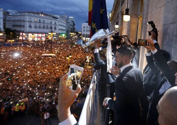 Real Madrid s Sergio Ramos holds the Champions League trophy in the balcony of the Madrid Autonomous Government s headquarter during the celebrations in Madrid, 29 May 2016. Real Madrid won Atletico de Madrid the UEFA Champions League Final held at Milan s San Siro Stadium on 28 May 2016. Real Madrid celebrates the UEFA Champions League !ACHTUNG: NUR REDAKTIONELLE NUTZUNG!  GRA339 20160529-636001614058159390