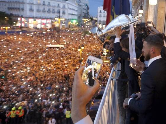 Real Madrid s Sergio Ramos holds the Champions League trophy in the balcony of the Madrid Autonomous Government s headquarter during the celebrations in Madrid, 29 May 2016. Real Madrid won Atletico de Madrid the UEFA Champions League Final held at Milan s San Siro Stadium on 28 May 2016. Real Madrid celebrates the UEFA Champions League !ACHTUNG: NUR REDAKTIONELLE NUTZUNG!  GRA339 20160529-636001614695107390