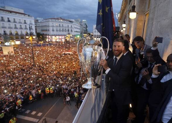 Real Madrid s Sergio Ramos holds the Champions League trophy in the balcony of the Madrid Autonomous Government s headquarter during the celebrations in Madrid, 29 May 2016. Real Madrid won Atletico de Madrid the UEFA Champions League Final held at Milan s San Siro Stadium on 28 May 2016. Real Madrid celebrates the UEFA Champions League !ACHTUNG: NUR REDAKTIONELLE NUTZUNG!  GRA339 20160529-636001614749083390