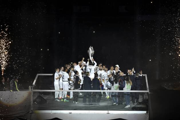 General view of the celebrations at the Bernabeu Stadium in Madrid, 29 May 2016. Real Madrid won Atletico de Madrid the UEFA Champions League Final held at Milan s San Siro Stadium on 28 May 2016. Real Madrid celebrates the UEFA Champions League !ACHTUNG: NUR REDAKTIONELLE NUTZUNG!  GRA413 20160530-636001635664468194