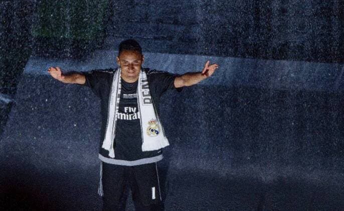 Real Madrid s Costa Rican goalkeeper Keylor Navas cheers supporters during the celebrations at the Bernabeu Stadium in Madrid, 29 May 2016. Real Madrid won Atletico de Madrid the UEFA Champions League Final held at Milan s San Siro Stadium on 28 May 2016. Real Madrid celebrates the UEFA Champions League !ACHTUNG: NUR REDAKTIONELLE NUTZUNG!  20160530-636001694424632170