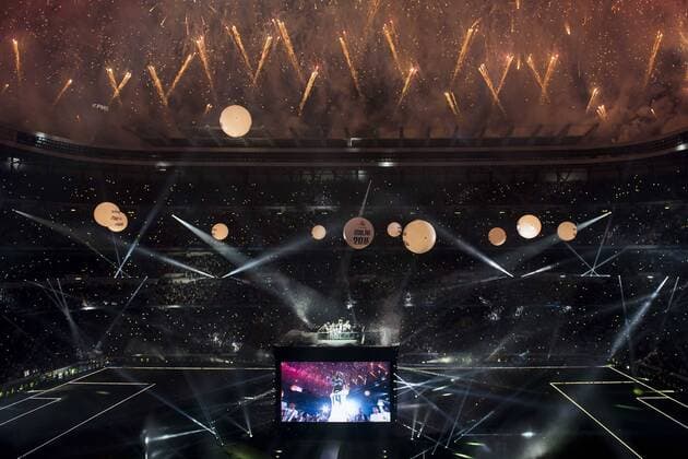 Light and fireworks show during the celebration of the victory of the Real Madrid Champions League at Santiago Bernabeu in Madrid. May 29. 2016.  (201605029049)