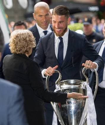 Real Madrid CF player, Sergio Ramos and the Mayor of Madrid, Manuela Carmena during the Real Madrid CF reception at Madrid city hall after winning the Champions League May 29,2016.  (2016290508)