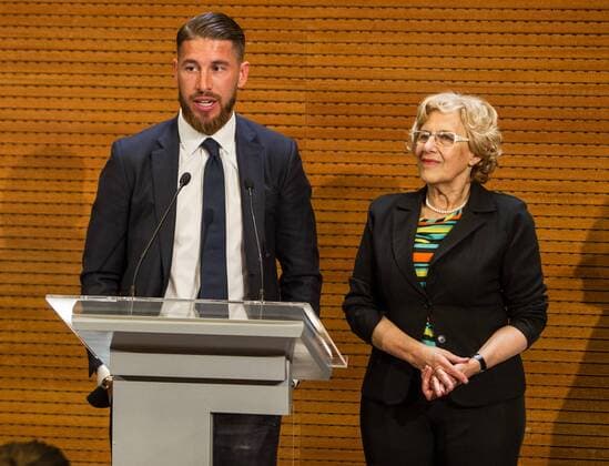 Real Madrid CF player, Sergio Ramos and the Mayor of Madrid, Manuela Carmena during the Real Madrid CF reception at Madrid city hall after winning the Champions League May 29,2016.  (2016290543)