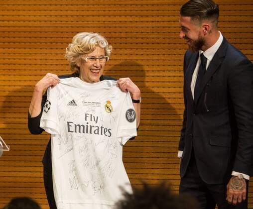 Real Madrid CF player, Sergio Ramos and the Mayor of Madrid, Manuela Carmena during the Real Madrid CF reception at Madrid city hall after winning the Champions League May 29,2016.  (2016290547)