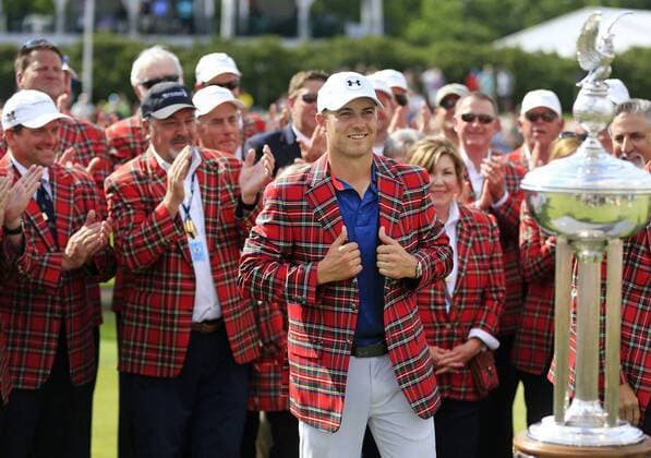 Bilder des Tages - SPORT May 29, 2016 - Fort Worth, TX, USA - Tournament winner Jordan Spieth is given the traditional Colonial Country Club plaid jacket following the final round of the Dean & DeLuca Invitational on Sunday, May 29, 2016, at the Colonial Country Club in Fort Worth, Texas. Dean and Deluca Invitational - ZUMAm67_