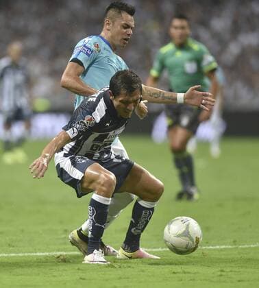 Rayados de Monterrey s Nery Cardozo (front) vies for the ball with Tuzos de Pachuca s Emmanuel Garcia (back) on 29 May 2016 during their Clausura Tournament match held at the BBVA Monterrey stadium in Monterrey (Mexico). RAYADOS DE MONTERREY VS. TUZOS DE PACHUCA !ACHTUNG: NUR REDAKTIONELLE NUTZUNG!  20160530-636001934917954924