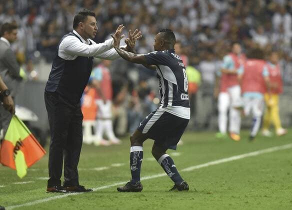 Rayados de Monterrey s player Dorlan Pabon (R) celebrates a goal against Tuzos de Pachuca with his coach, Antonio Mohamed (L), during their Clausura Tournament match held on 29 May 2016 at the BBVA Monterrey stadium in Monterrey (Mexico). RAYADOS DE MONTERREY VS. TUZOS DE PACHUCA !ACHTUNG: NUR REDAKTIONELLE NUTZUNG!  20160530-636001936825210924