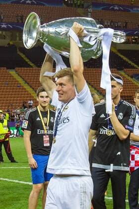 Samstag 28.05.2016, Champions League - Finale in Mailand, Saison 2015 2016, Atletico Madrid - Real Madrid, Toni Kroos (Real Madrid 8) Jubel mit Pokal DeFodi507