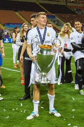 Samstag 28.05.2016, Champions League - Finale in Mailand, Saison 2015 2016, Atletico Madrid - Real Madrid, Toni Kroos (Real Madrid 8) Jubel mit Pokal DeFodi507
