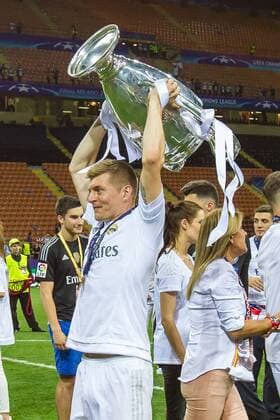 Samstag 28.05.2016, Champions League - Finale in Mailand, Saison 2015 2016, Atletico Madrid - Real Madrid, Toni Kroos (Real Madrid 8) Jubel mit Pokal DeFodi507
