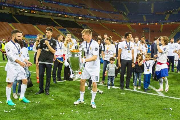 Samstag 28.05.2016, Champions League - Finale in Mailand, Saison 2015 2016, Atletico Madrid - Real Madrid, Toni Kroos (Real Madrid 8) Jubel mit Pokal DeFodi507