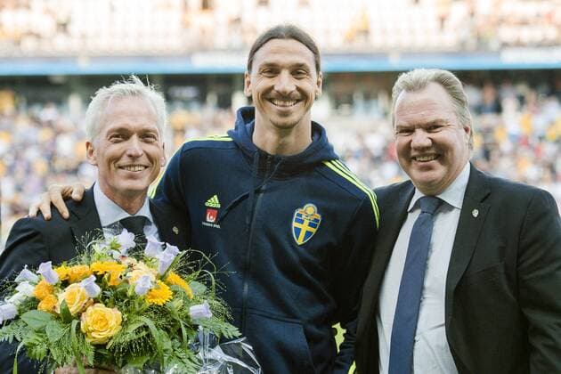 Bilder des Tages - SPORT 160530 SvFF:s generalsekreterare Hakan Sjöstrand, Zlatan Ibrahimovic och Ordförande Karl-Erik Nilsson under fotbollslandskampen mellan Sverige och Slovenien den 30 maj 2016 i Malmö.  Copyright: JOELxMARKLUND BB160530JM027